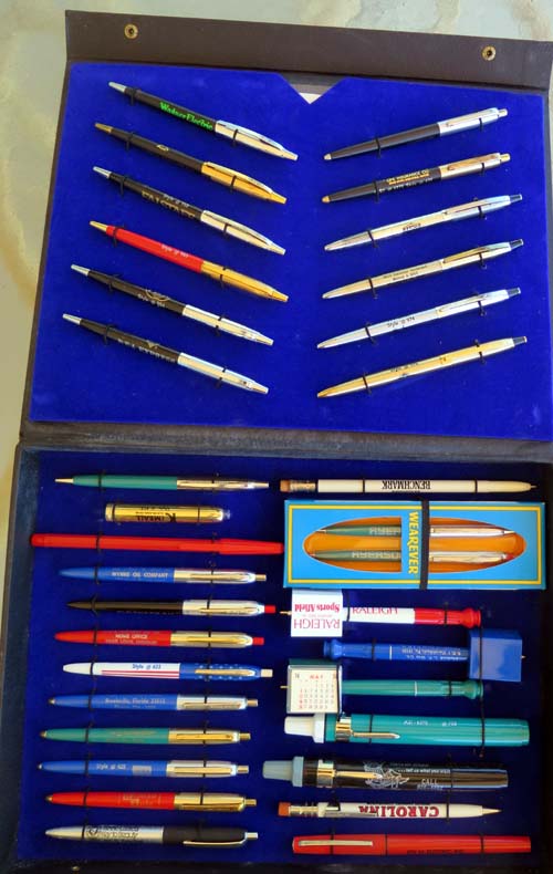 WEAREVER SALESMAN'S SAMPLE CASE. Comes with 33 ballpoint pens and pencils